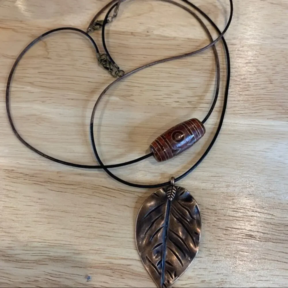 2 separate necklaces metal leaf antique copper‎ pendant and Barrel pendant. - Picture 5 of 7